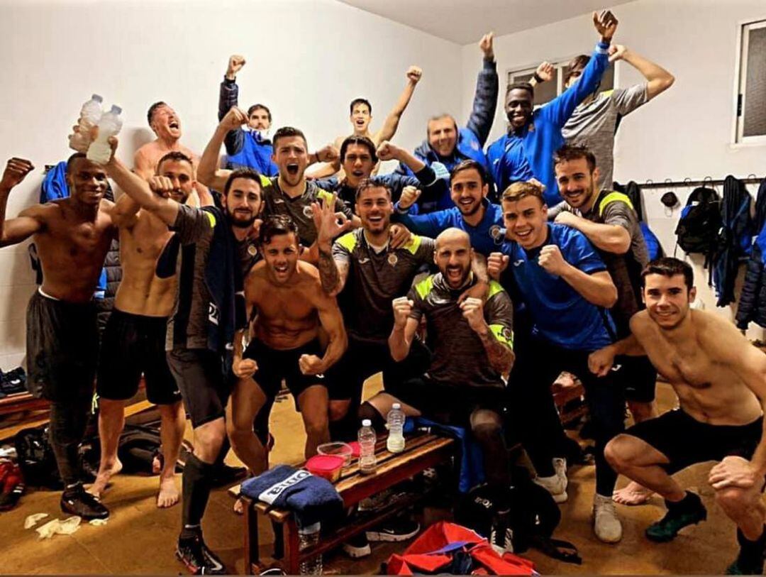 Los jugadores blanquiazules celebran la victoria contra el Pedreguer