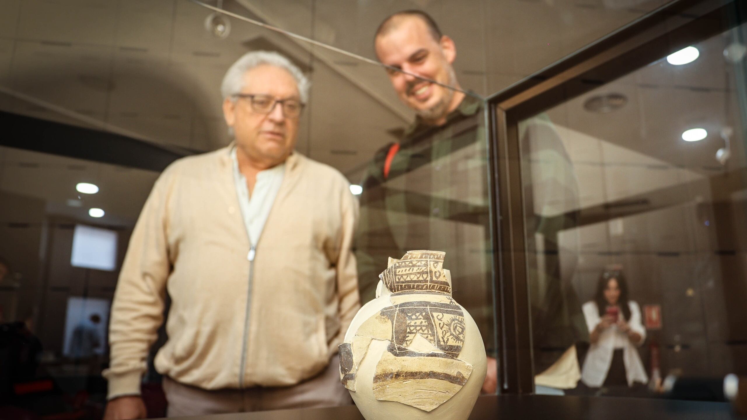 La pieza seleccionada como protagonista del trimestre es una jarrita de cerámica islámica decorada con motivos religiosos