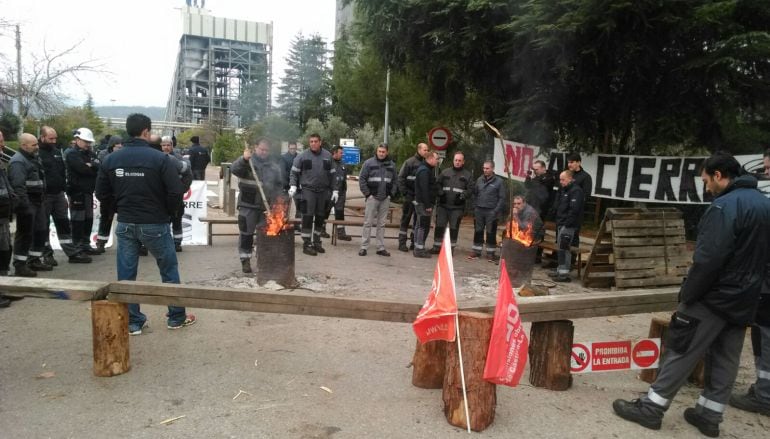 Trabajadores de ELCOGAS, a las puertas de la central