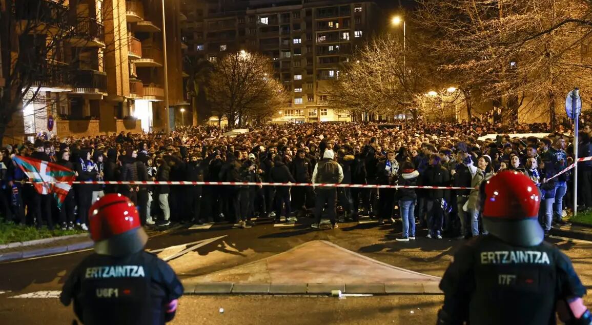 Dispositivo de seguridad en los aledaños del Reale Arena en la semifinal ante el Mallorca. Efe