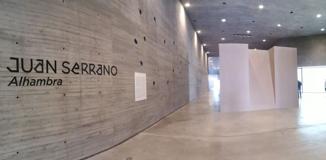 Entrada a la instalación Alhambra, de Juan Serrano, en el C3A.