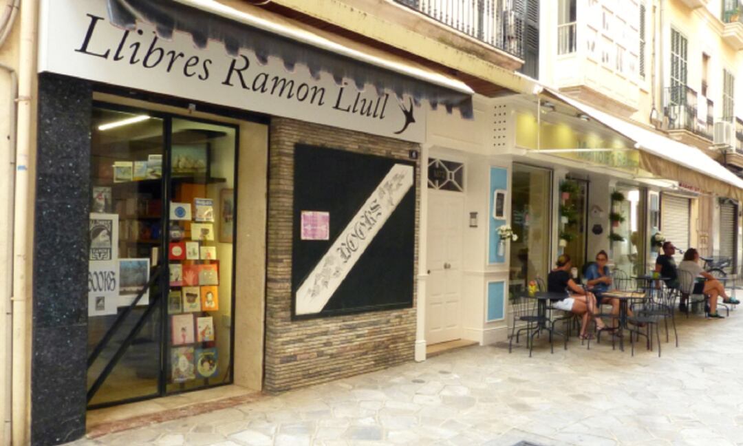 Àlex Volney regenta la librería Ramon Llull.