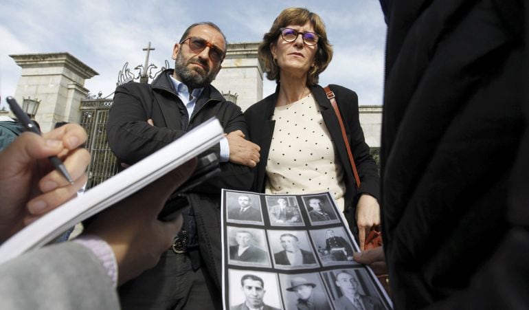 Héctor y Rosal Gil Rodríguez, nietos de Pedro Gil Calonge, caído en el bando franquista durante la Guerra Civil, posan hoy en la entrada del Valle de los Caídos, donde Patrimonio Nacional les ha impedido entrar para presenciar los trabajos de los técnicos