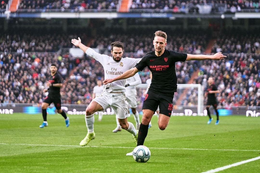 De Jong y Carvajal disputan un balón en la segunda parte. 