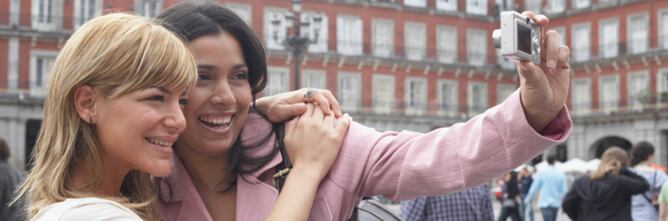 Dos turistas se fotografían en la Plaza Mayor de Madrid