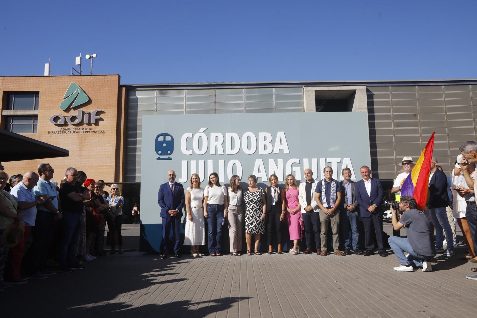 Autoridades y familiares de Julio Anguita en el acto institucional de presentación del nuevo nombre de la estación: 'Estación de Córdoba Julio Anguita'.