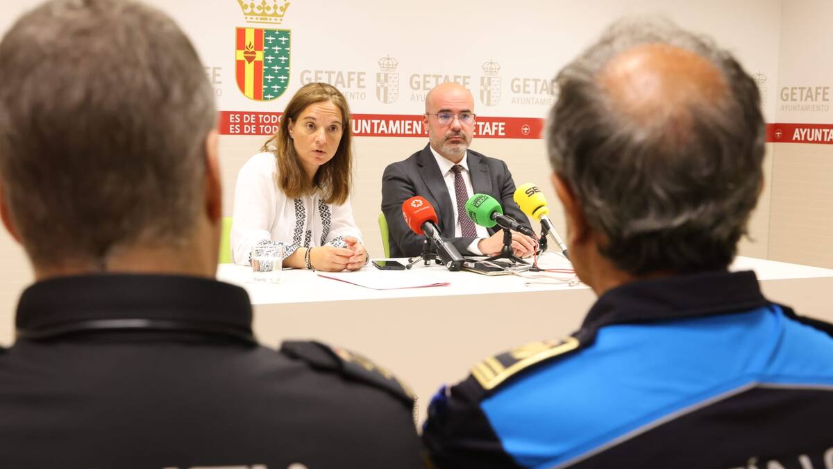 La alcaldesa de Getafe, Sara Hernández, y el Delegado del Gobierno en Madrid, Francisco Martín, hablan del Plan de Seguridad para la fiestas patronales de la ciudad..