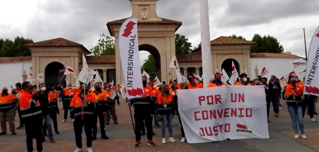 Los trabajadores del servicio de recogida de basura y limpieza viaria, en el &#039;pincho&#039; de la Feria