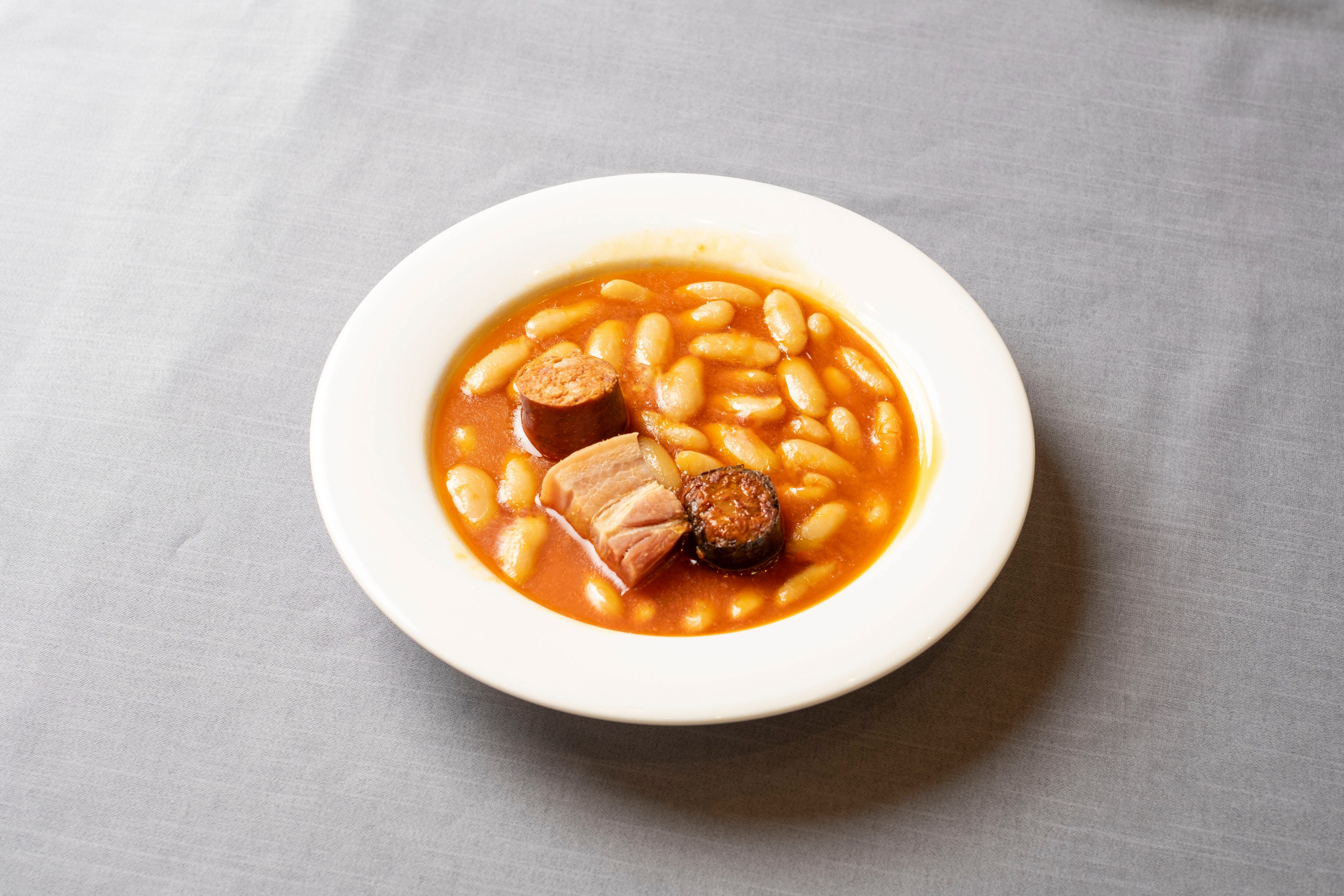 El restaurante Casa Morán, en la parroquia de Collanzo del concejo asturiano de Aller, se ha alzado como ganador del concurso 'La Mejor Fabada del Mundo'