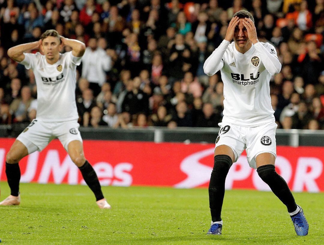 GRAF646. VALENCIA, Los jugadores del Valencia Rodrigo Moreno (d) y Gabriel Paulista tras una ocasión fallada el Girona, durante el partido de la jornada 11 de la Liga de Primera División disputado hoy en el estadio de Mestalla, en Valencia.- EFE, Juan Car