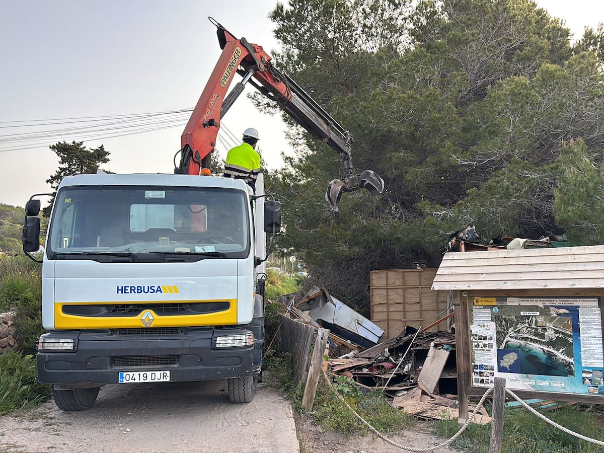 Sant Josep retira una caseta en la playa de Ses Salines