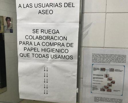 Cartel en el baño de mujeres del Ayuntamiento de Jaén.