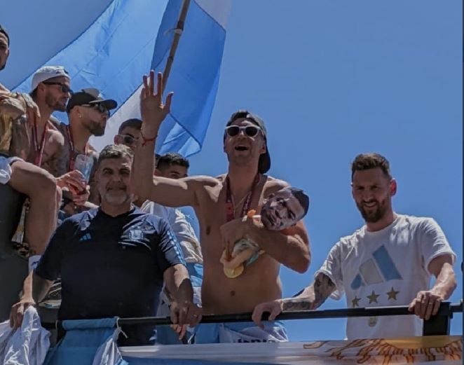 El &#039;Dibu Martínez&#039; celebrando el Mundial de Argentina con un bebé de juguete con la cara de Mbappé.