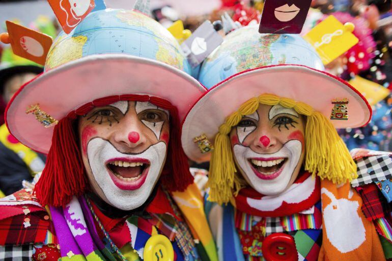 DUS801 COLONIA (ALEMANIA) 12/02/2015.- Una pareja luce disfraces de payaso durante la celebración del carnaval en Colonia (Alemania) hoy, jueves 12 de febrero de 2015. Colonia celebra el carnaval del 11 al 17 de febrero. EFE/Rolf Vennenbernd
