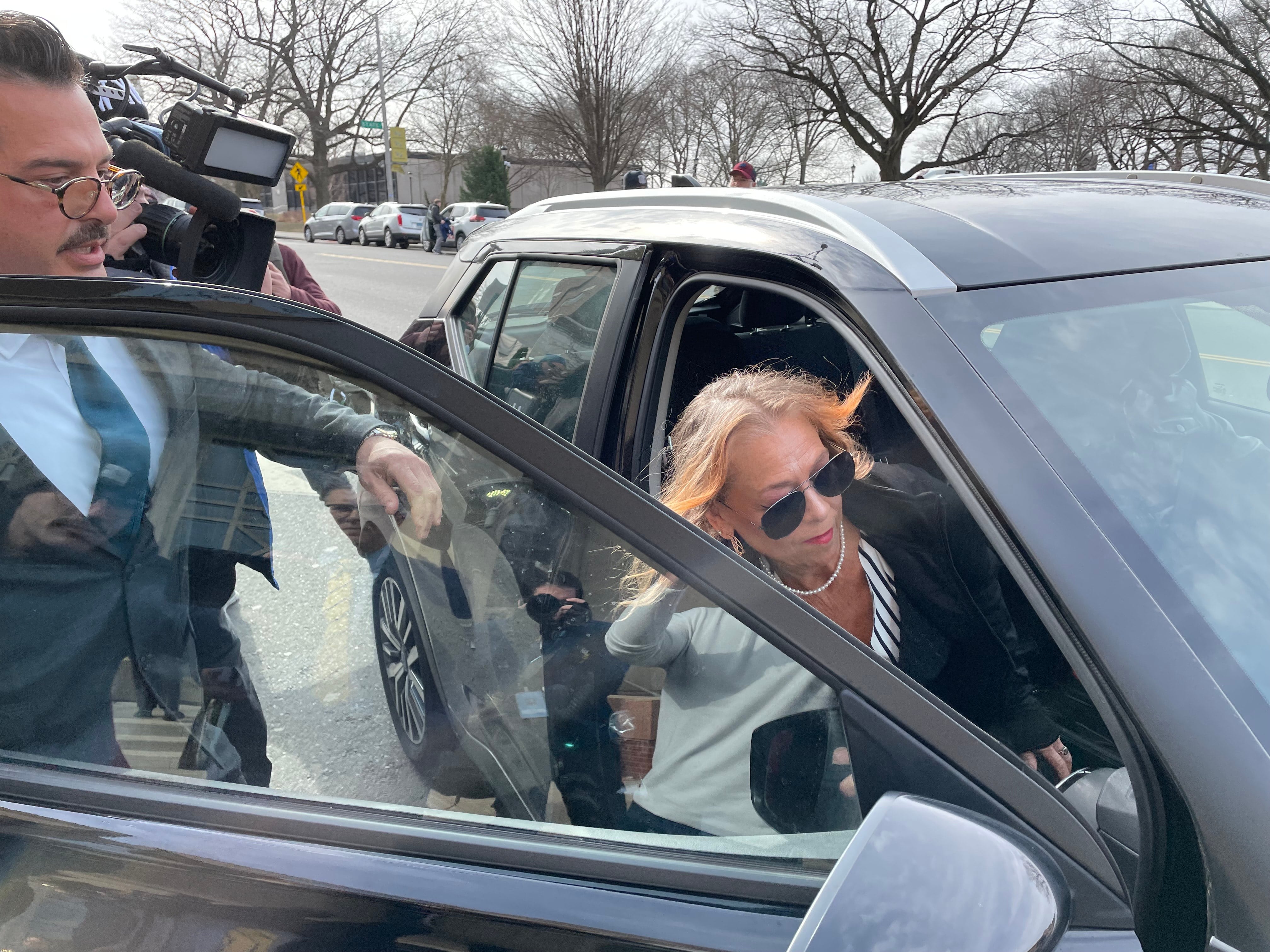 La madrastra, Kimberly Sullivan, sube a un coche tras una audiencia en el Tribunal Superior de Waterbury, Connecticut. Getty Images.