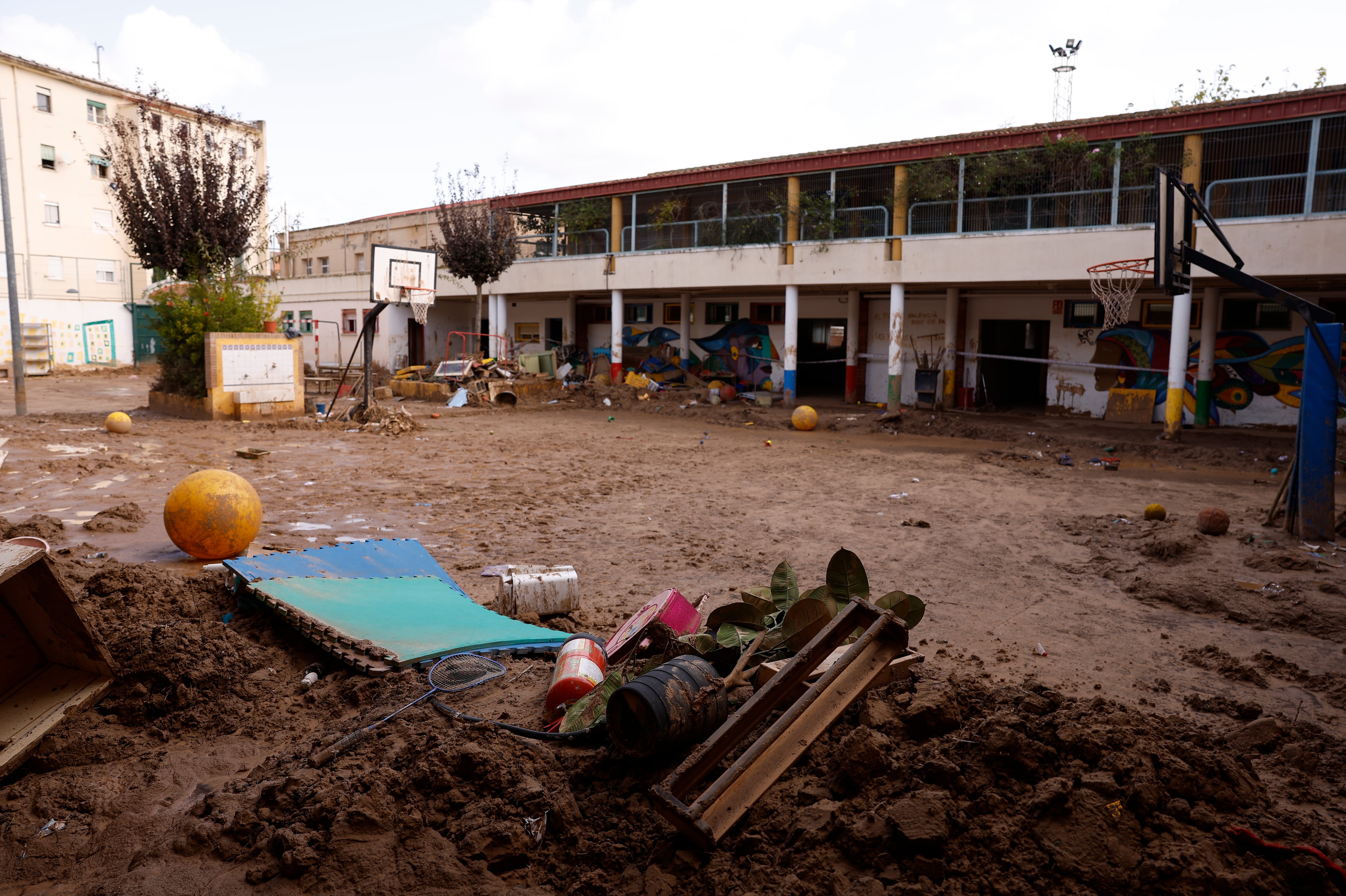 Un patio de un colegio totalmente embarrado en Algemesí (Valencia. Continúan las labores de limpieza en Valencia tras el paso la dana, este viernes.