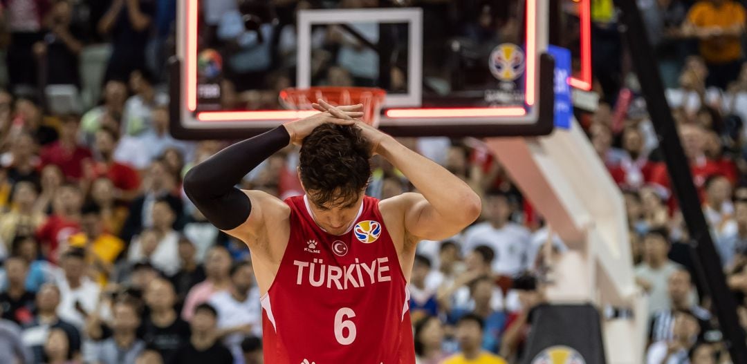 Cedi Osman se lamenta tras la derrota ante Estados Unidos