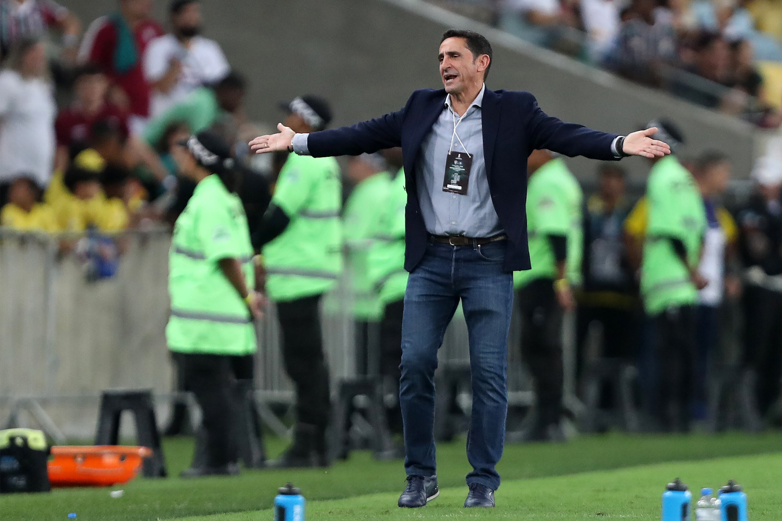 Manolo Jiménez protesta desde el área técnica durante un partido