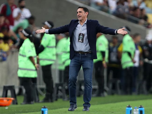 Manolo Jiménez protesta desde el área técnica durante un partido