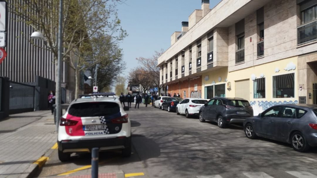 Varios vehículos policiales han tenido que intervernir para parar la reyerta en los Juzgados de Ciudad Real