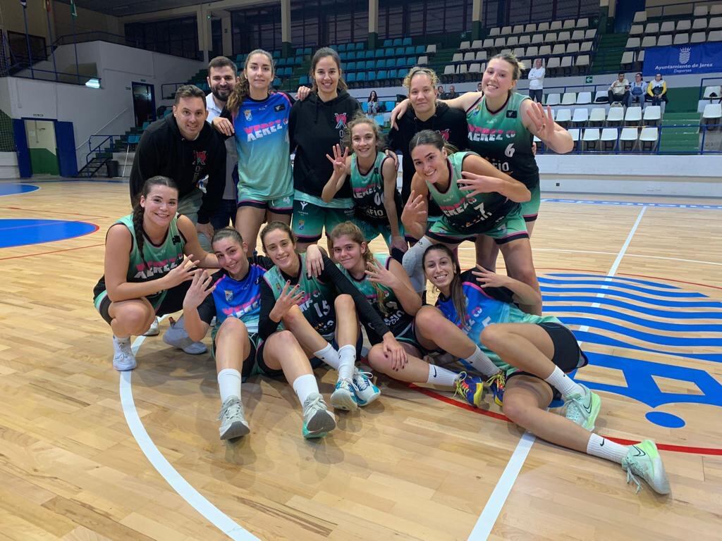 Las jugadoras del Baloncesto Xerez CD celebran la victoria en la cancha