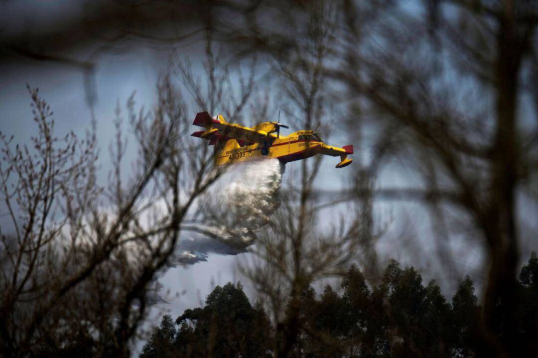 Un hidroavión del Gobierno de España trabaja en la extinción del incendio intencionado en Ramales de la Victoria.