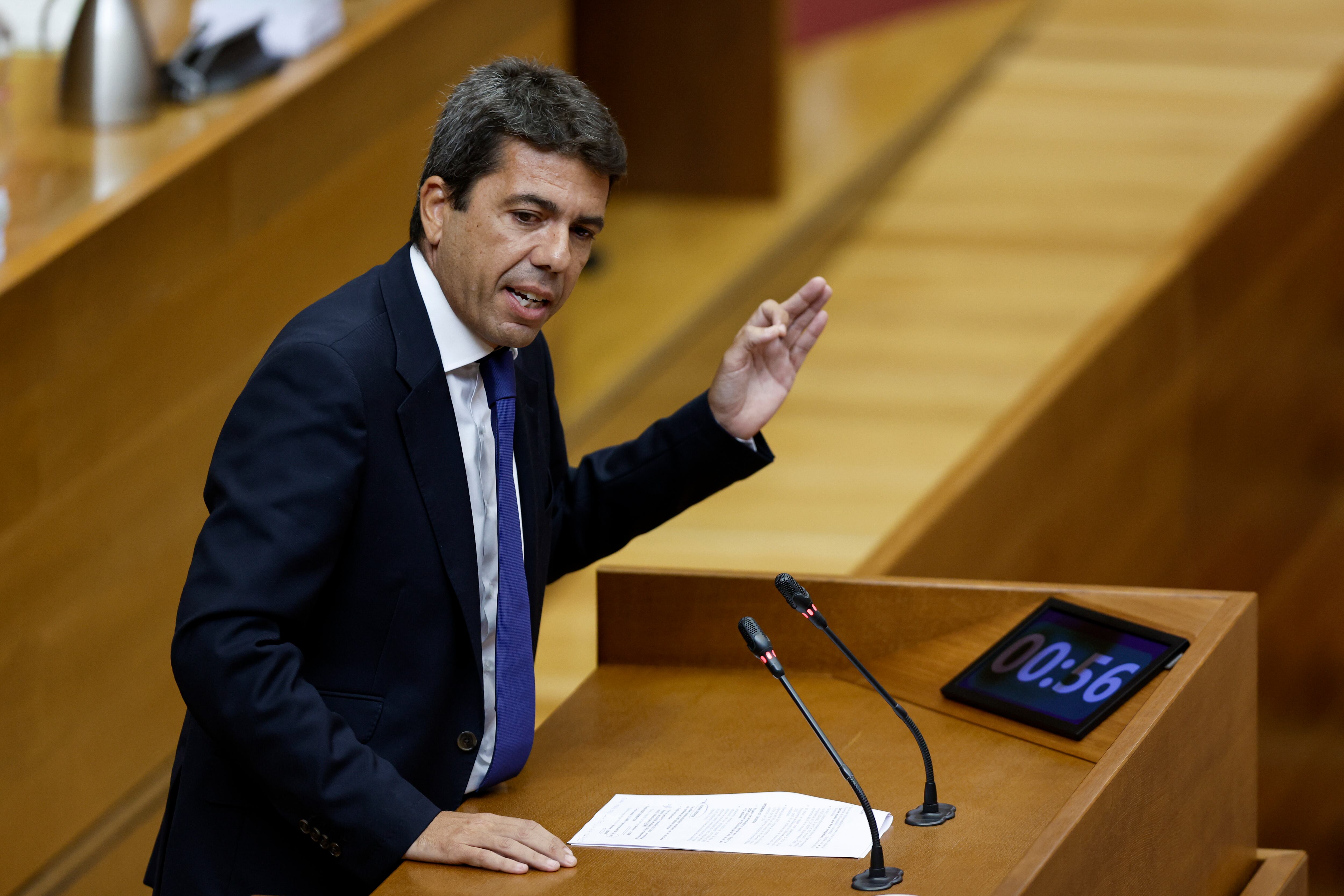 El president de la Generalitat, Carlos Mazón, en Les Corts Valencianes.