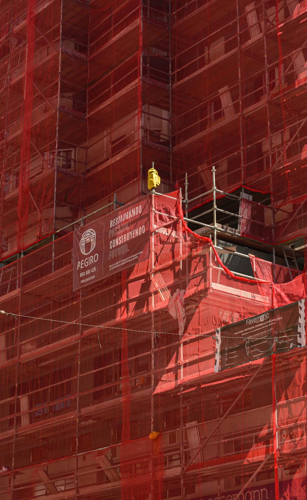 Andamiaje cubierto por una malla roja en la Avenida de la Libertad, una escena urbana que Pepe Jara convierte en la imagen de la semana para hablar del poder del color en la fotografía. Pepe Jara.