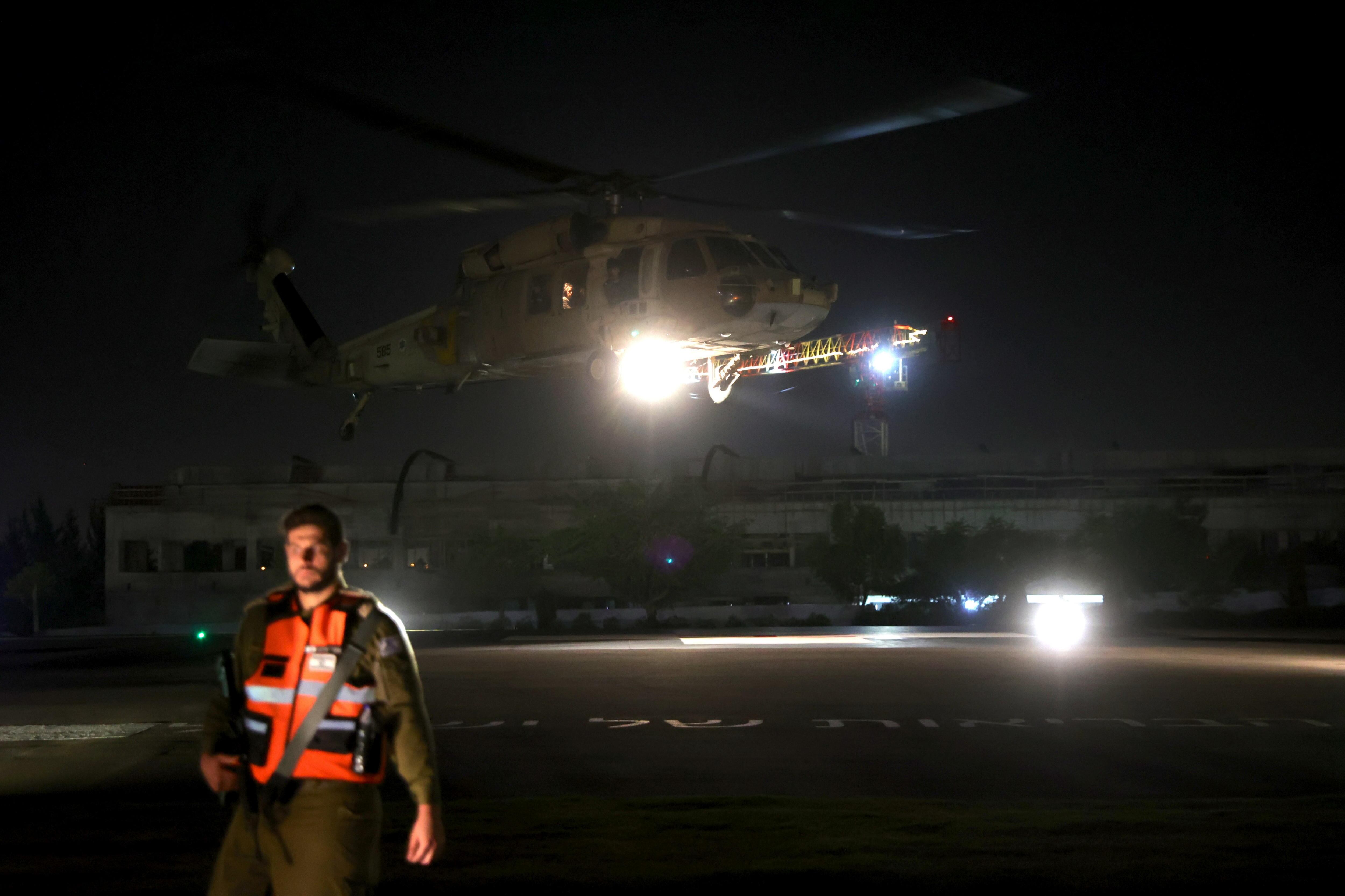 Llegada de un helicóptero con rehenes retenidos por Hamás en Gaza