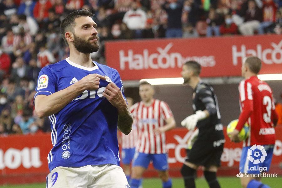 Borja Bastón celebra la victoria del Real Oviedo en el derbi