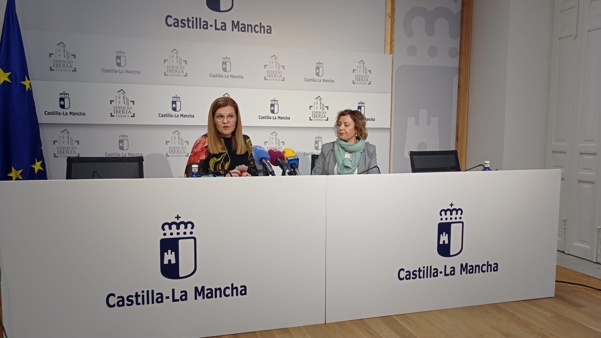 Lourdes Luna (i) durante la presentación de los datos de la línea 900 de atención a las víctimas de violencia machista