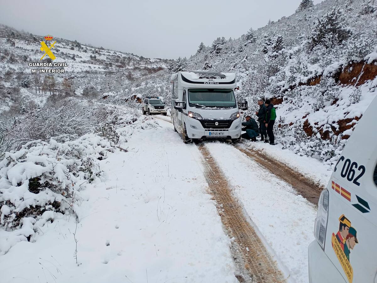 Un error del GPS deja a una pareja de canarios atrapada en su caravana en plena nevada en la sierra de La Rioja