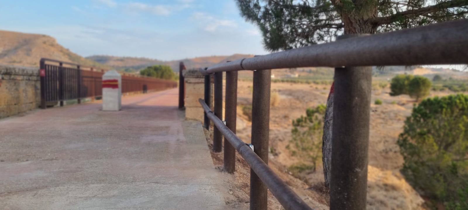 Madera plástica en el vallado de la vía verde