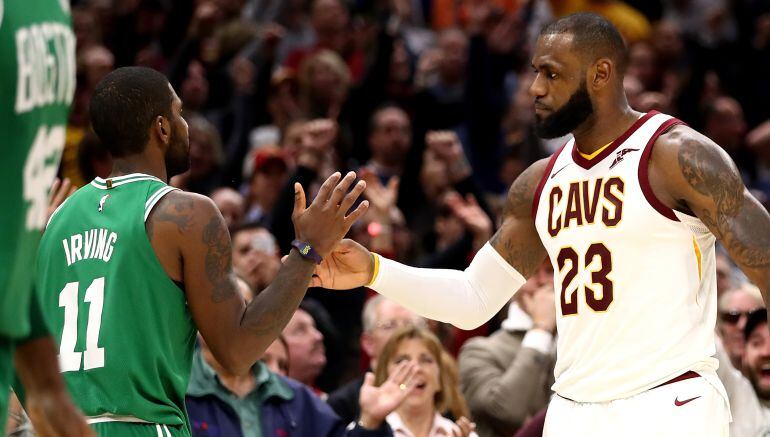 Irving choca la mano con Cavaliers