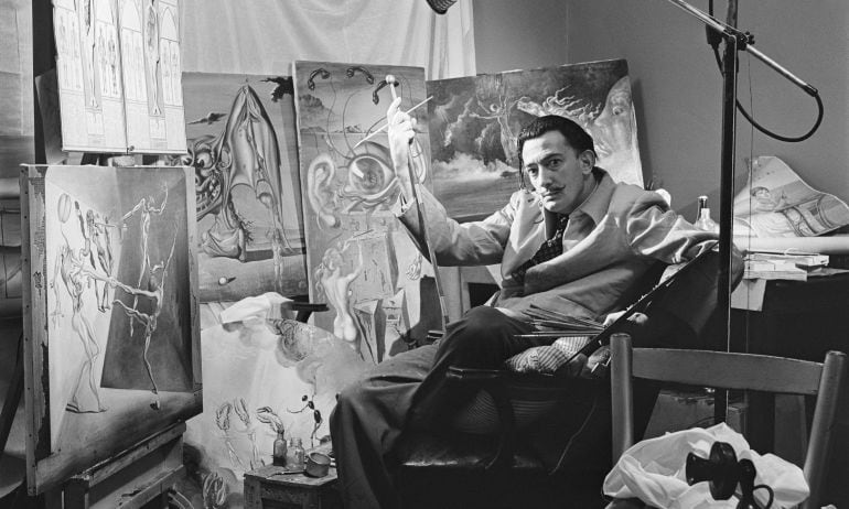 Salvador Dalí en su estudio en una fotografía de 1943