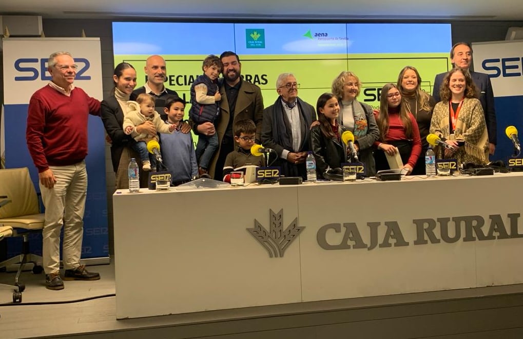 Foto de familia del programa Hoy por Hoy en la entrega de los premios de Palabras para la Navidad XXIII