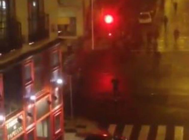 Imagen del vídeo donde se ven los altercados en las calles de Sevilla