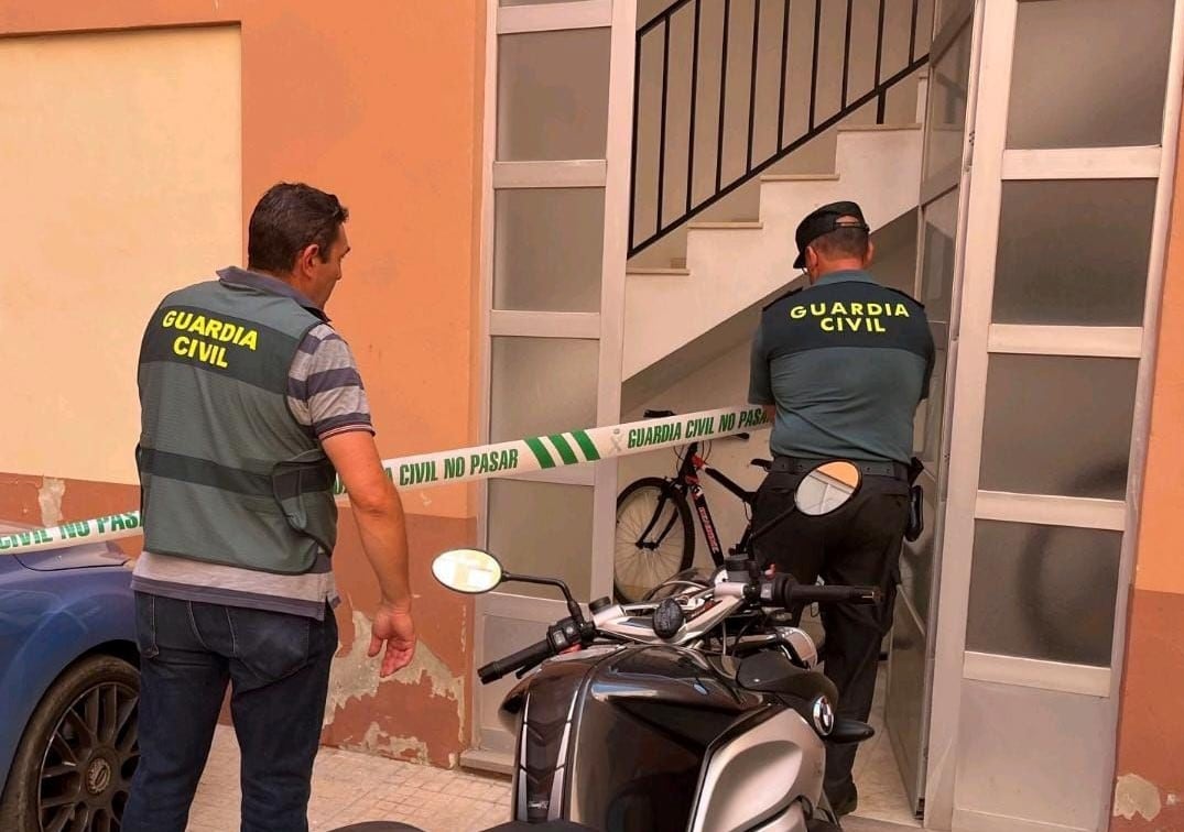 La Guardia Civil en el domicilio donde han tenido lugar los hechos / Guardia Civil