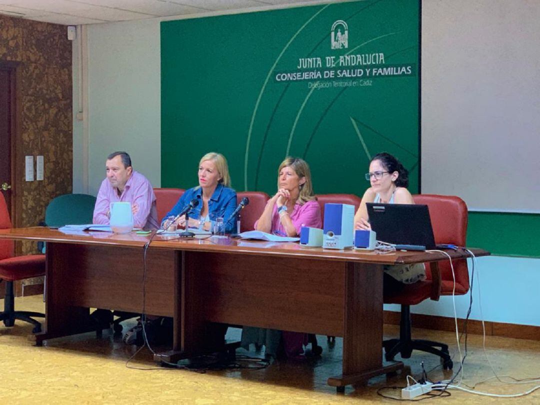 Representantes del Gobierno autonómico, en la reunión con los representantes del movimiento asociativo contra las drogas.