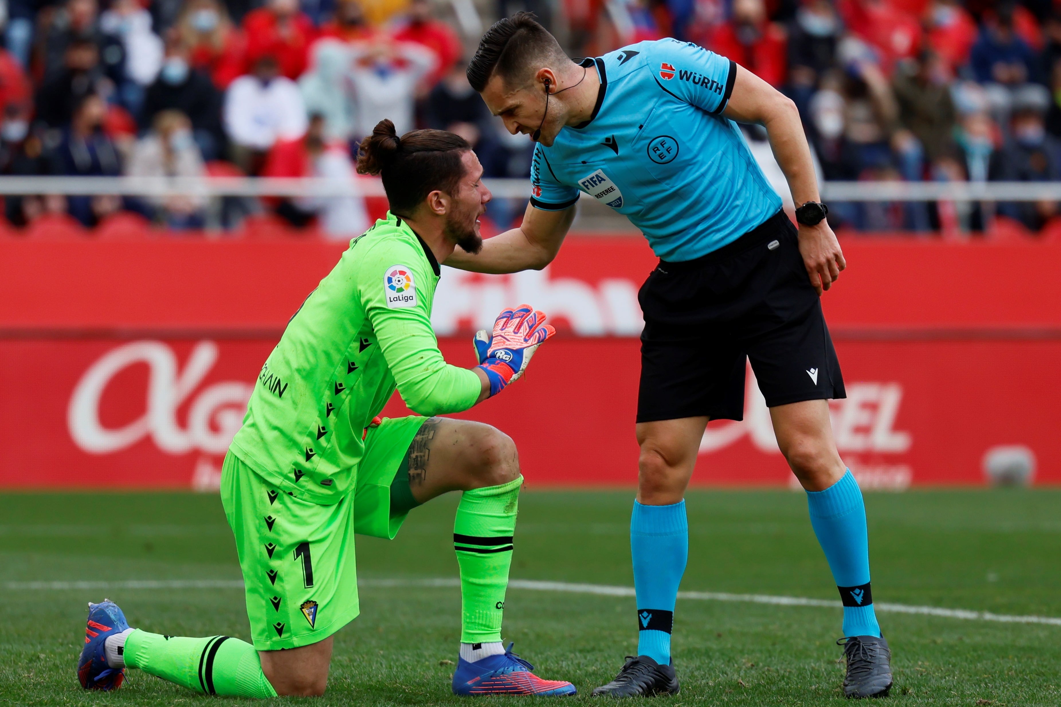 PALMA DE MALLORCA, 05/02/2022.- El portero del Cádiz Jeremías Ledesma conversa con el colegiado del encuentro Del cerro Grande durante el partido de la vigésimo ternera jornada de Liga que el Mallorca y el Cádiz disputan este sábado. EFE/CATI CLADERA
