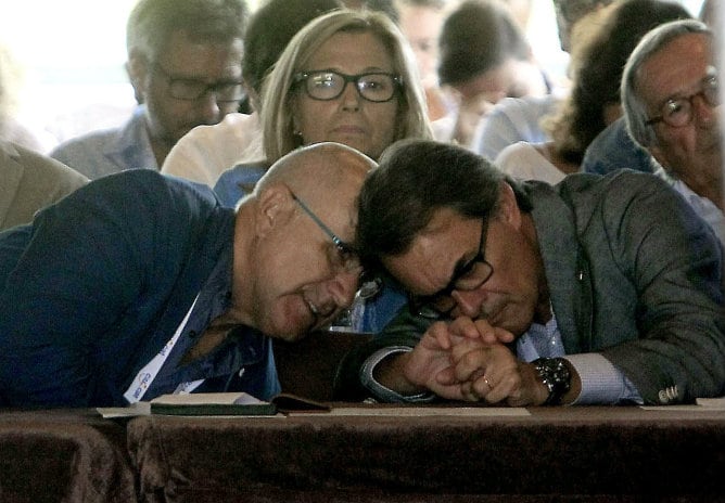 Josep A. Duran i Lleida charla con el presidente de la Generalitat, Artur Mas, durante el Consell Nacional