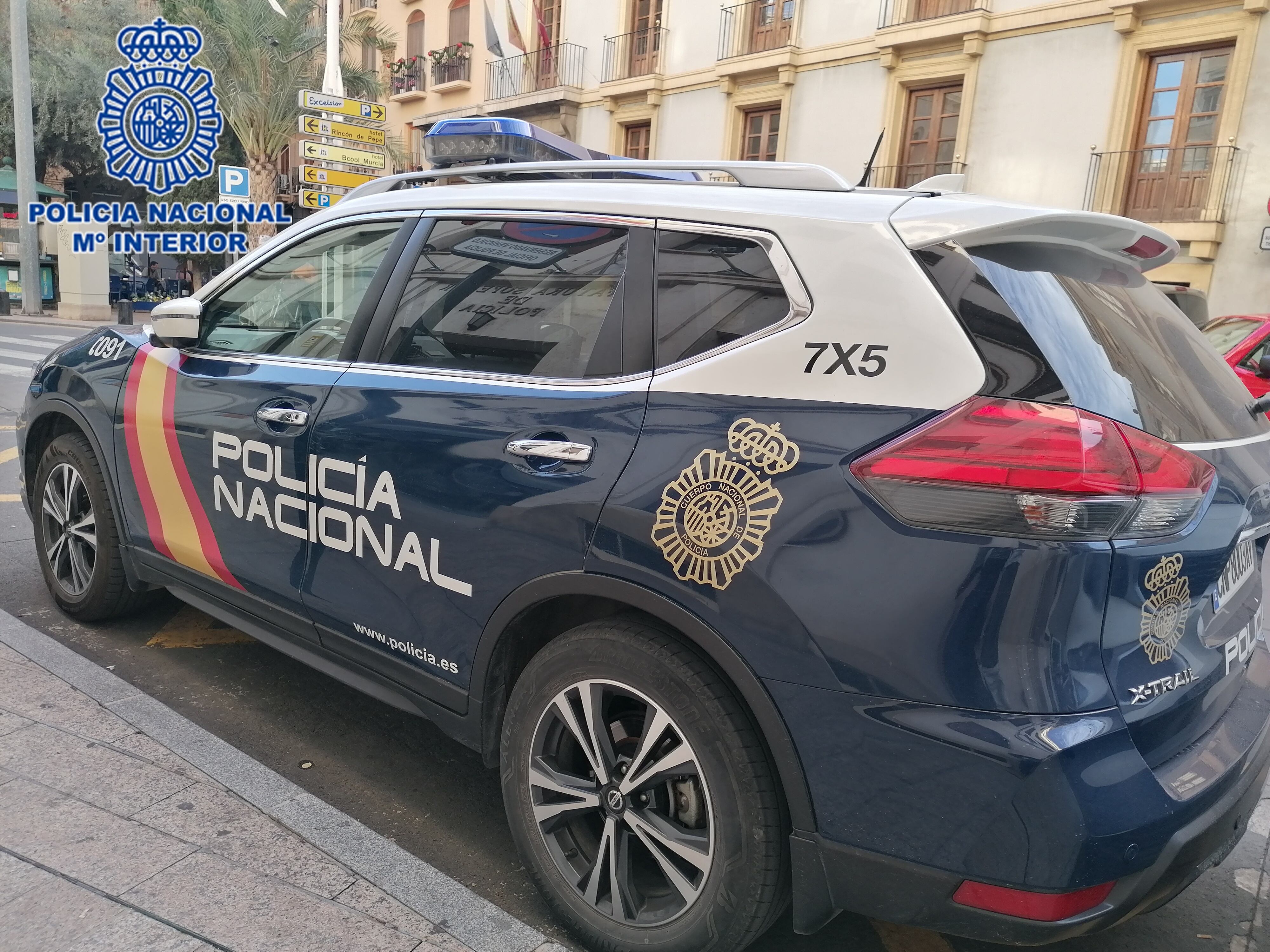 Vehículo policial junto a Jefatura de Policía Nacional en Murcia