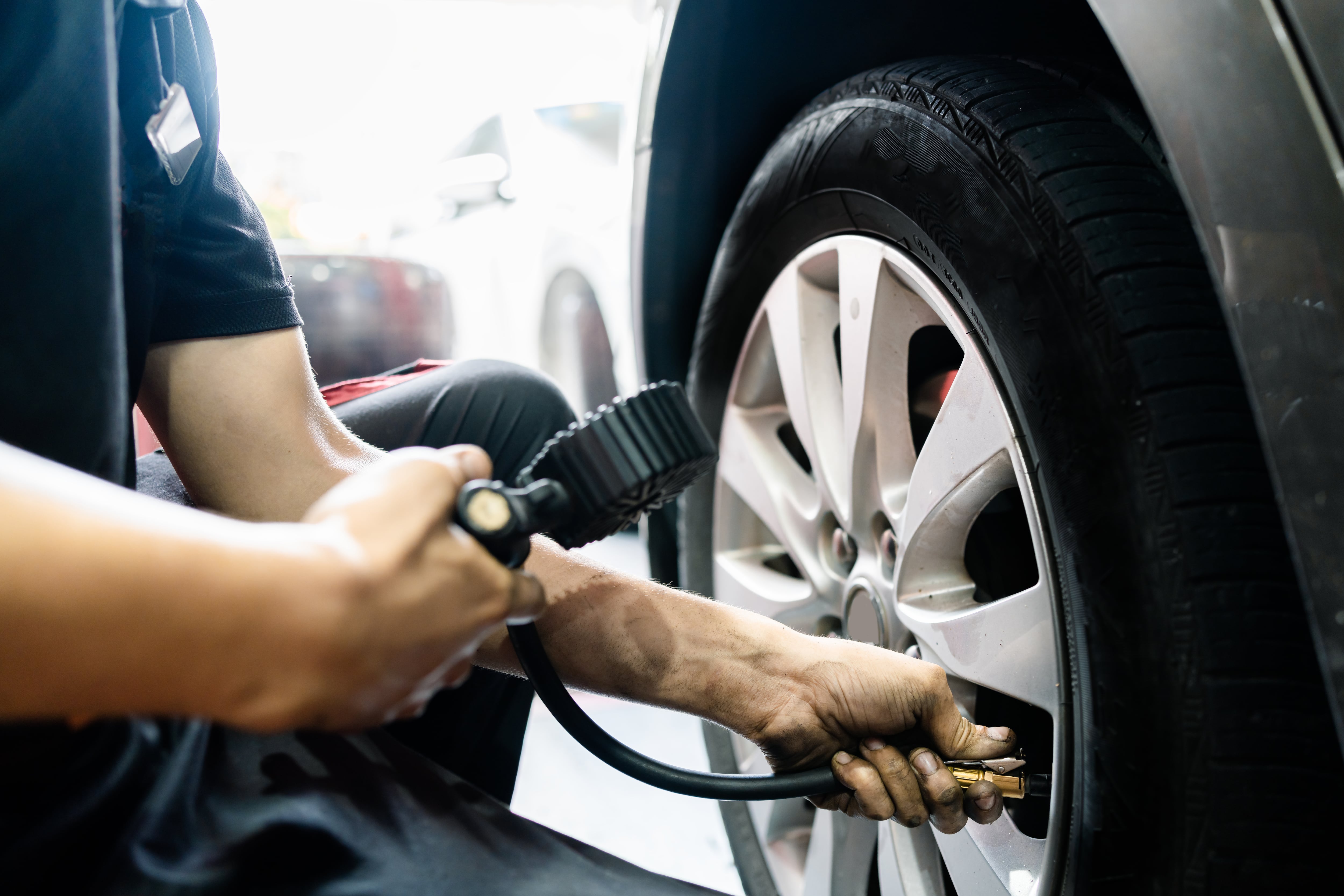 Revisar el estado de los neumáticos es imprescindible para el mantenimiento del coche