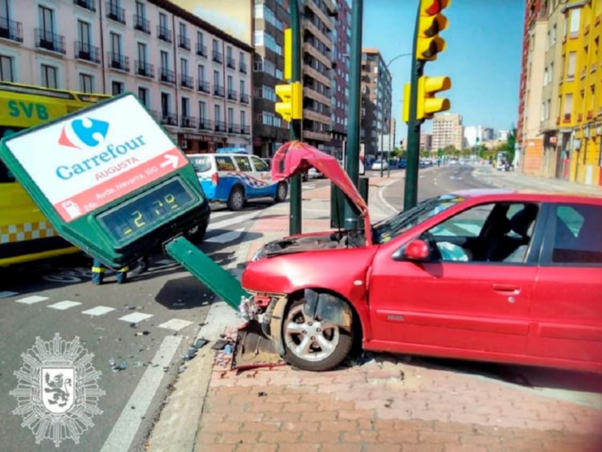 Un turismo choca y derriba un termómetro urbano