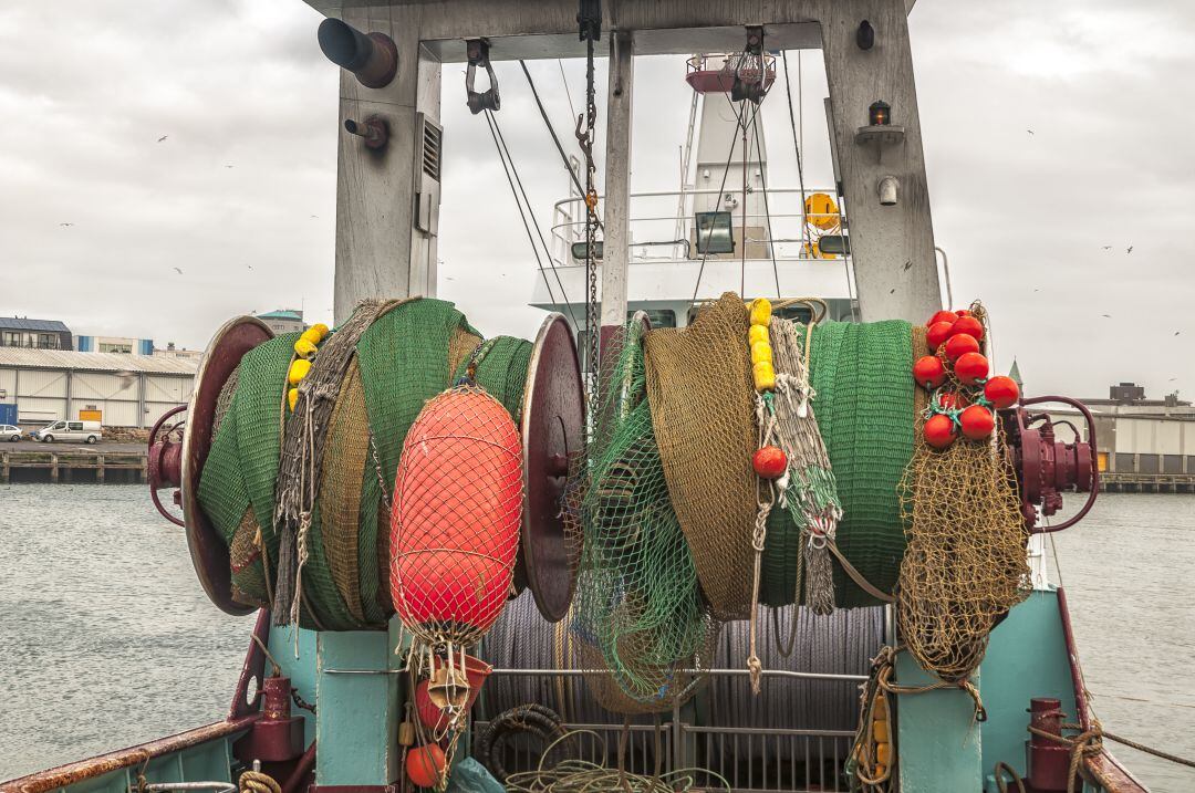 Un barco con las redes recogidas. 