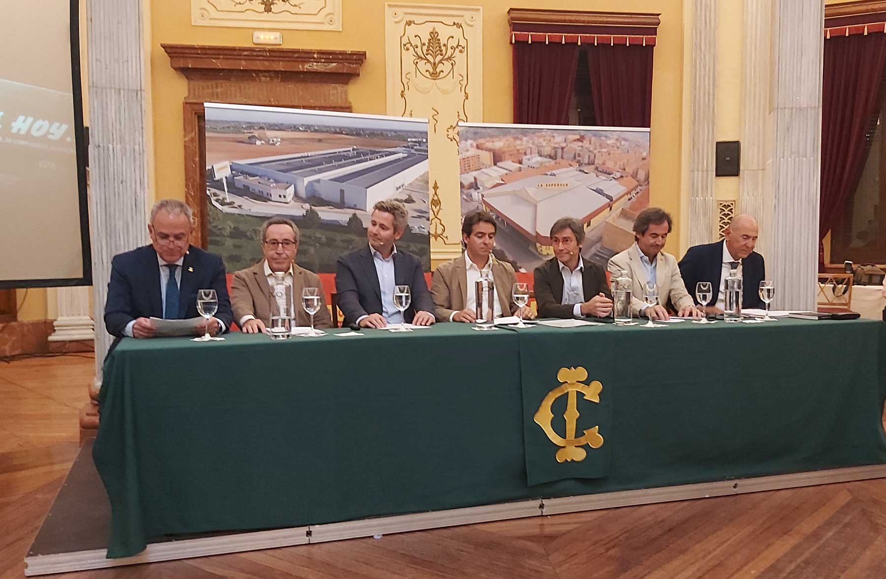 Mesa presidencial de la conferencia con Indalecio Carbonell, Alfredo Alberola, cuatro de sus hijos, Sergio, Fernando, Jorge e Ignacio, y Rafael Valls