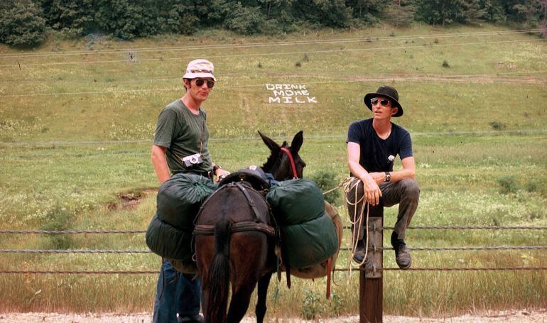 Dave Kunst junto a su hermano en una etapa de su viaje