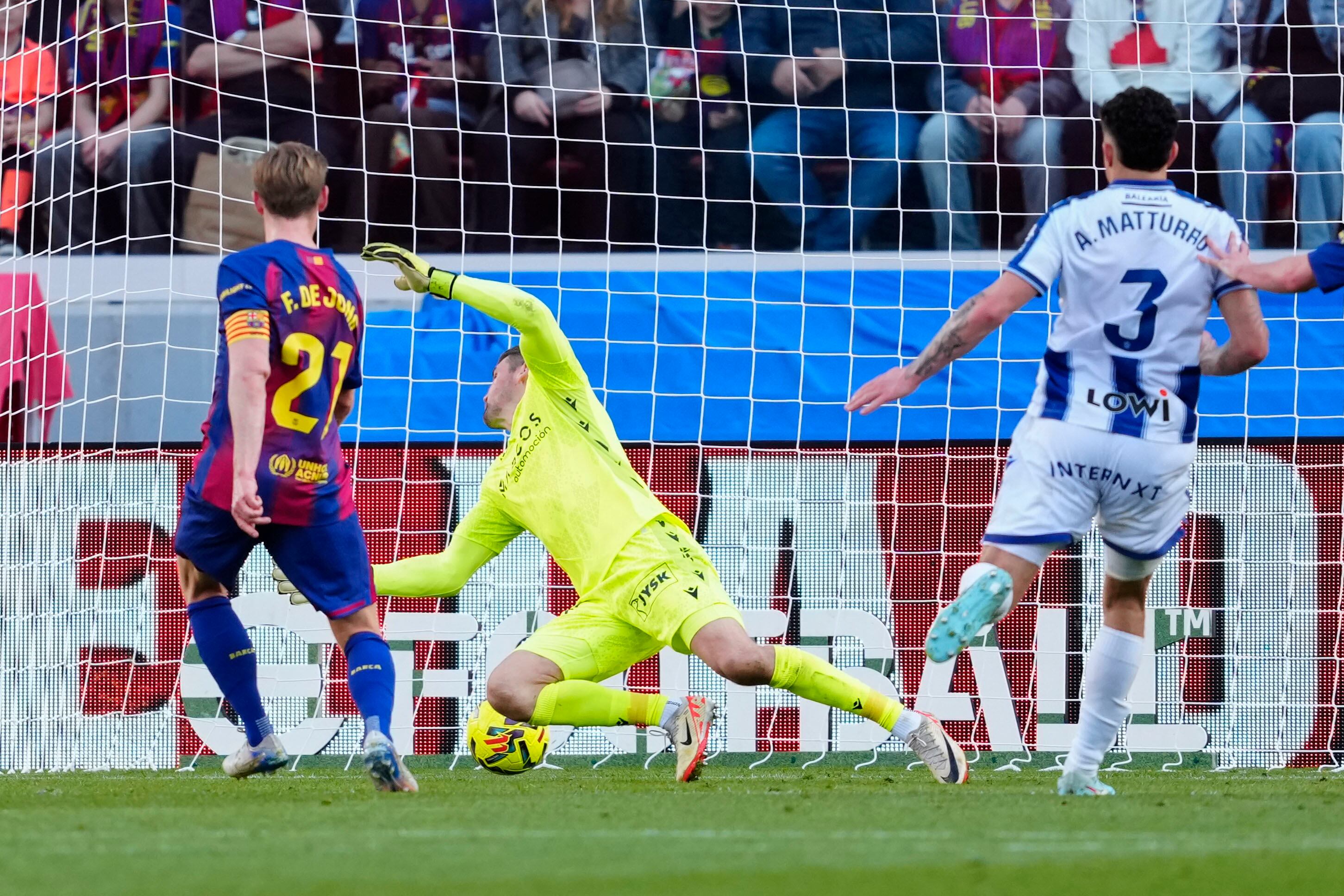 BARCELONA, 22/02/2026.- El centrocampista del FC Barcelona Frenkie de Jong (i) marca el 2-0 durante el partido de la jornada 25 de LaLiga EA Sports que FC Barcelona y el Levante UD disputan este domingo en el Spotify Camp Nou de Barcelona. EFE/ Alejandro García