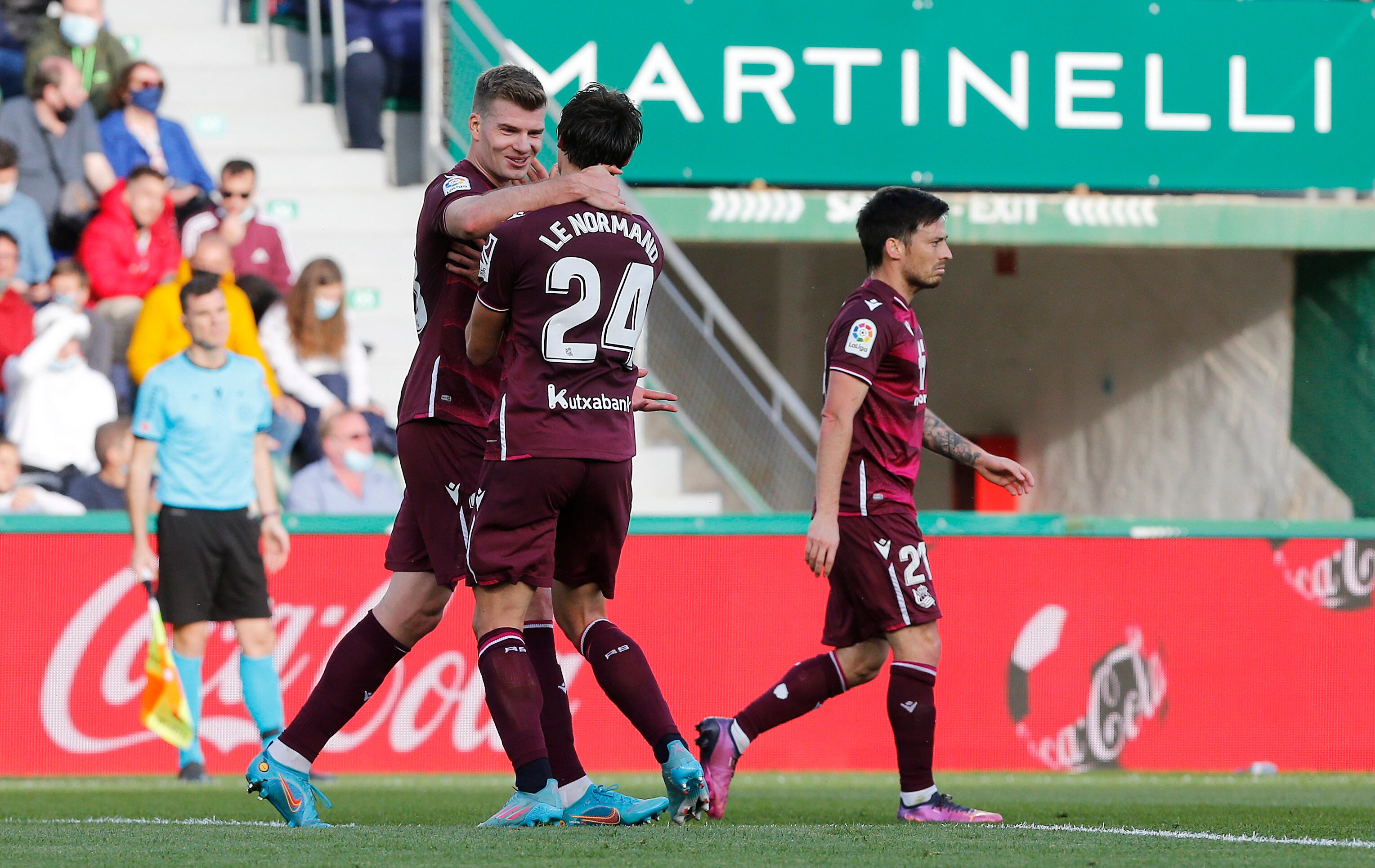 ELCHE (ALICANTE), 10/04/2022.- El defensa de la Real Sociedad Robin Le Normand (c) celebra con Alexander Sorloth (i) tras marcar el segundo gol ante el Elche, durante el partido de Liga en Primera División que disputan este domingo en el estadio Martínez Valero. EFE/Manuel Lorenzo
