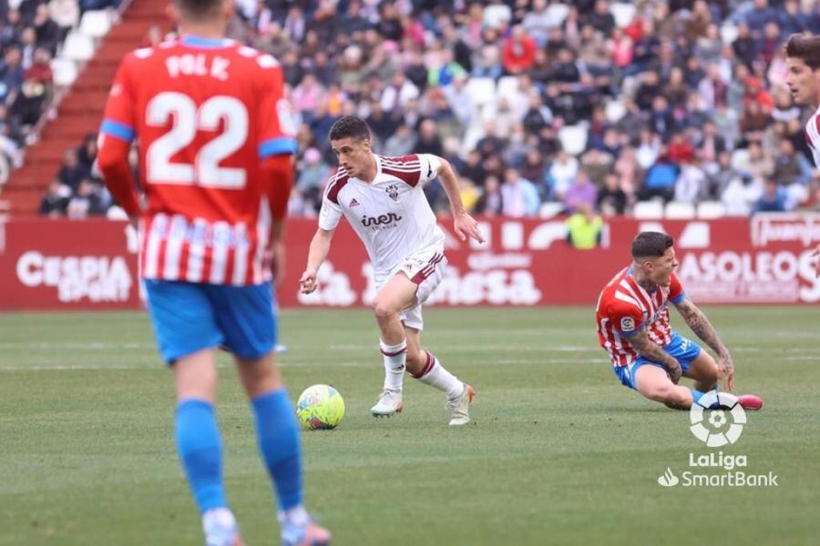 Cristo González se va al suelo, dolorido, durante el partido del Sporting en Albacete.